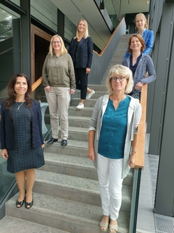 Foto vom 05.09.2020 der 6 Vorstandsmitglieder auf einer Treppe